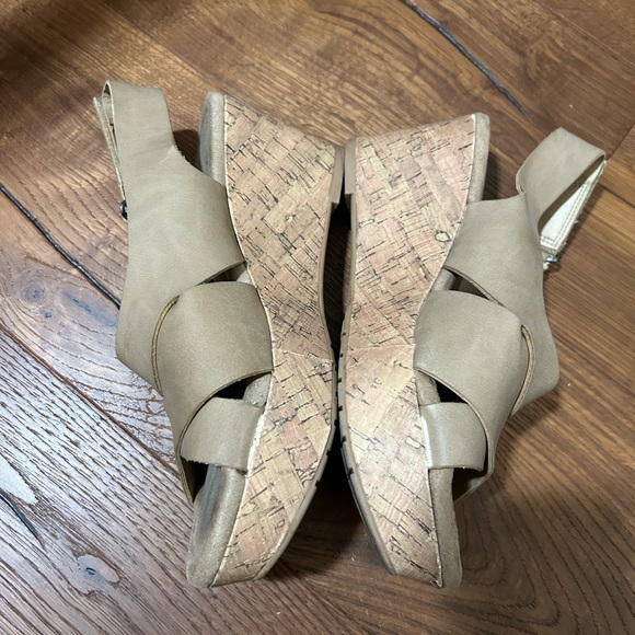 CL Laundry 8 wedges - Picture 3 of 3